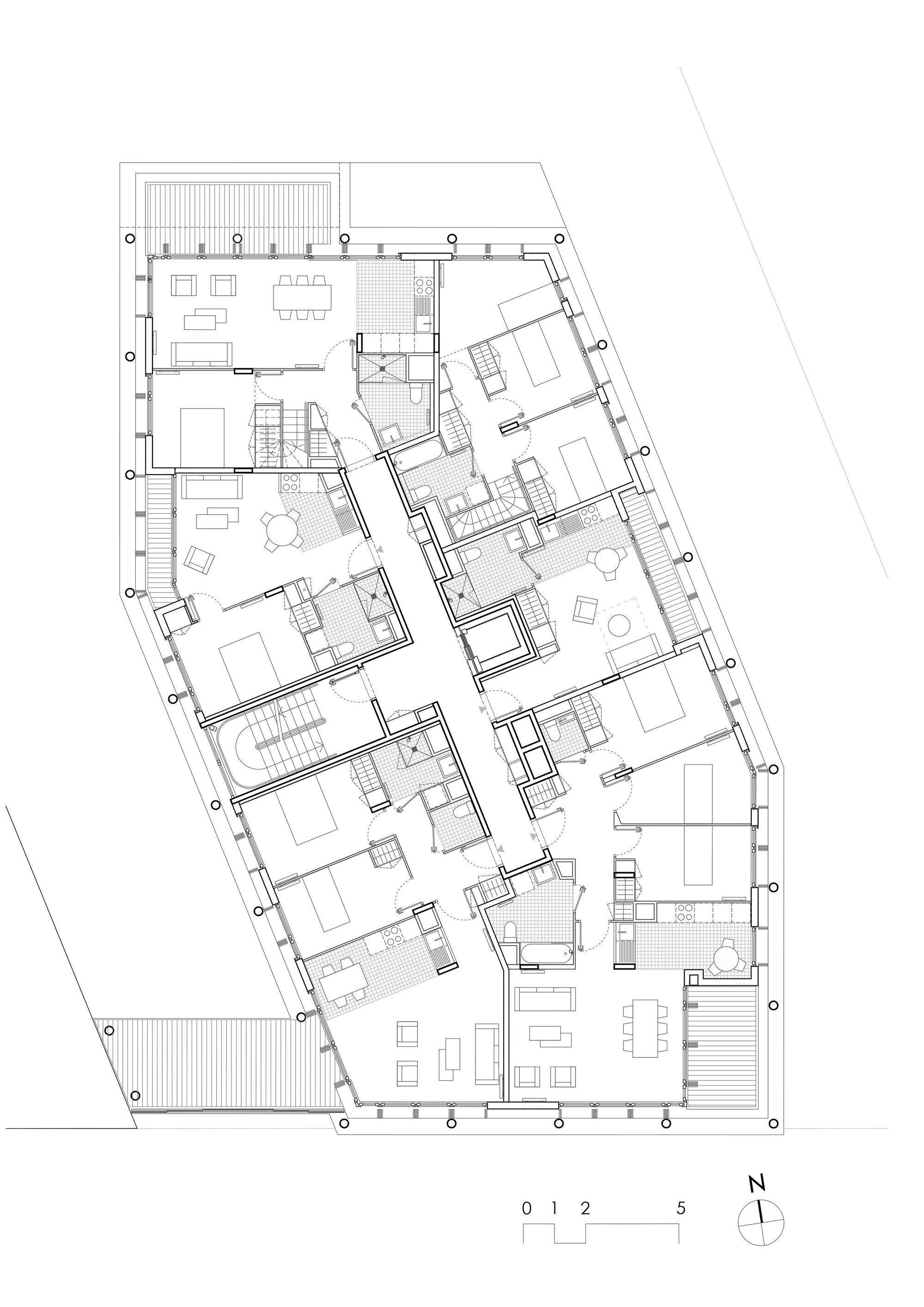 Upper-level plan showing the distribution of family flats and shared circulation