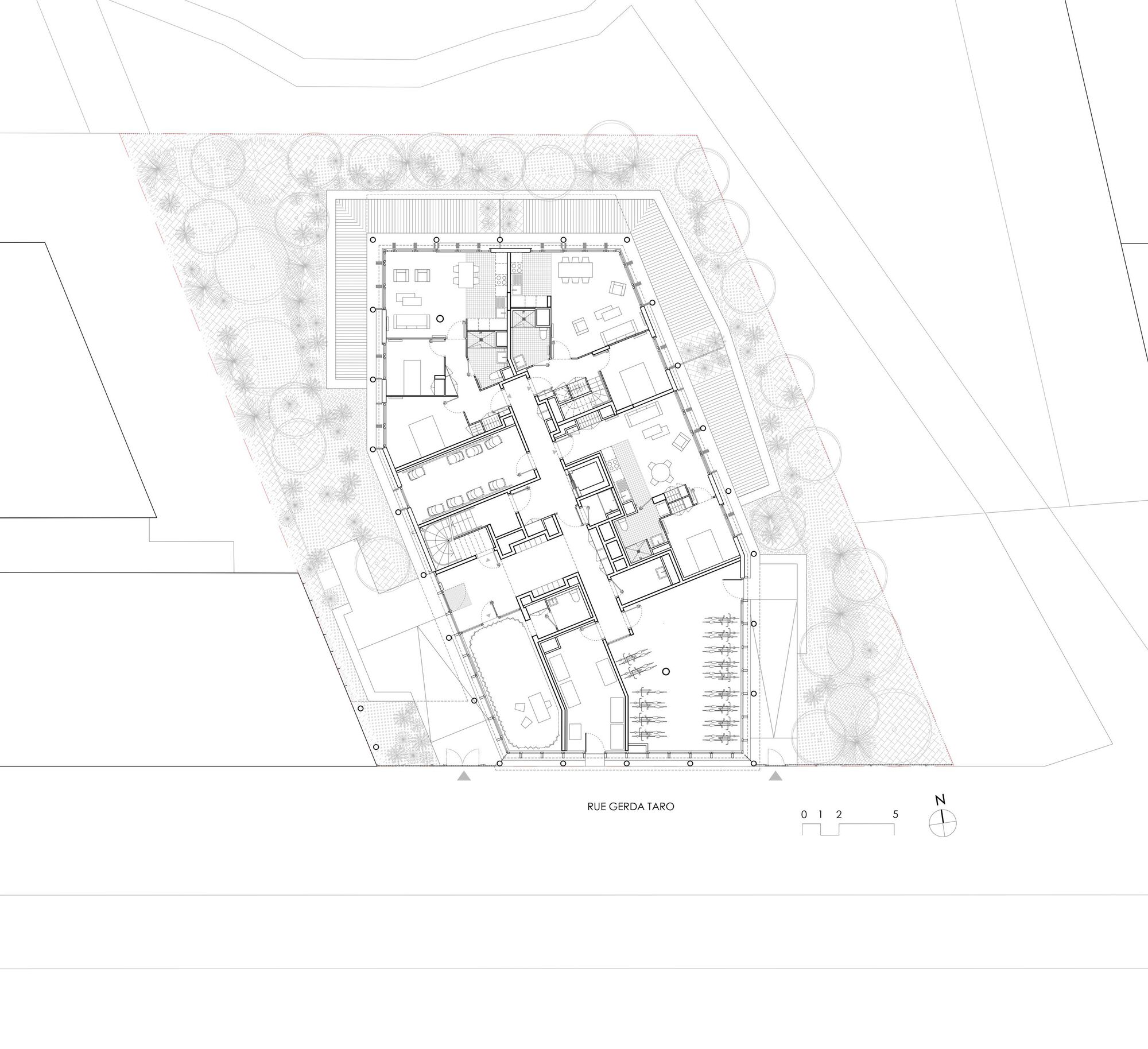 Ground-floor plan of the family-flat building showing the communal entrance and internal circulation