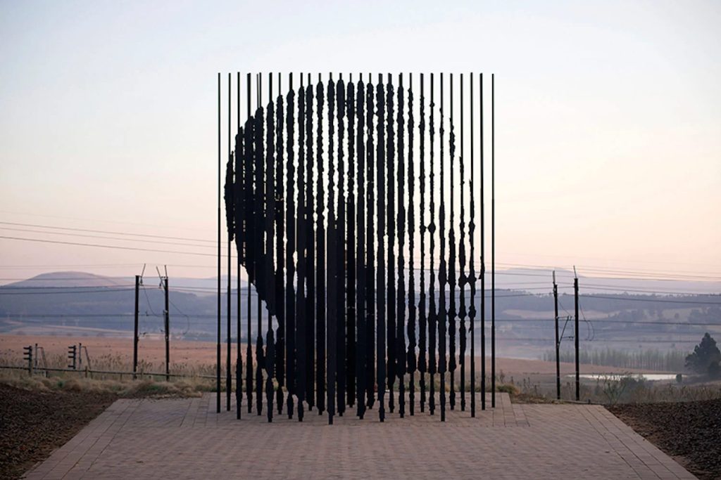 Img. 1: Nelson Mandela Monument by Marco Cianfanelli in Howick, near Durban, South Africa